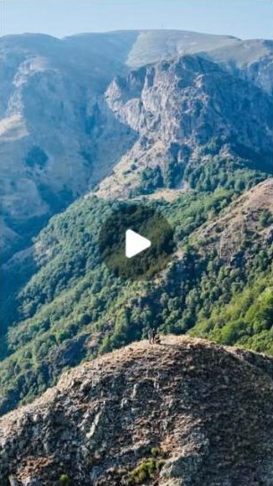 Планински връх от дрон